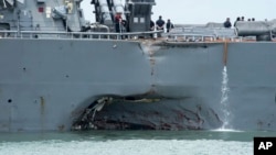 美軍軍艦約翰·麥凱恩號驅逐艦今年八月在新加坡附近與一艘油輪發生碰撞，導致人員傷亡,船體出現大洞。