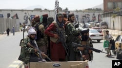 塔利班士兵在喀布爾街頭巡邏。 （2021年8月19日）