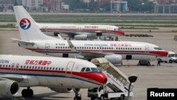 停在上海虹橋國際機場跑道上的中國東方航空公司的客機（資料照片）