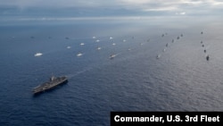 2018年6月末至8月初進行的環太平洋聯合軍演(RIMPAC)聯合軍演的艦艇航行場面。當時有25個國家、45艘艦艇、5艘潛艇、200多架飛機以及2.5萬餘名官兵參加軍演。