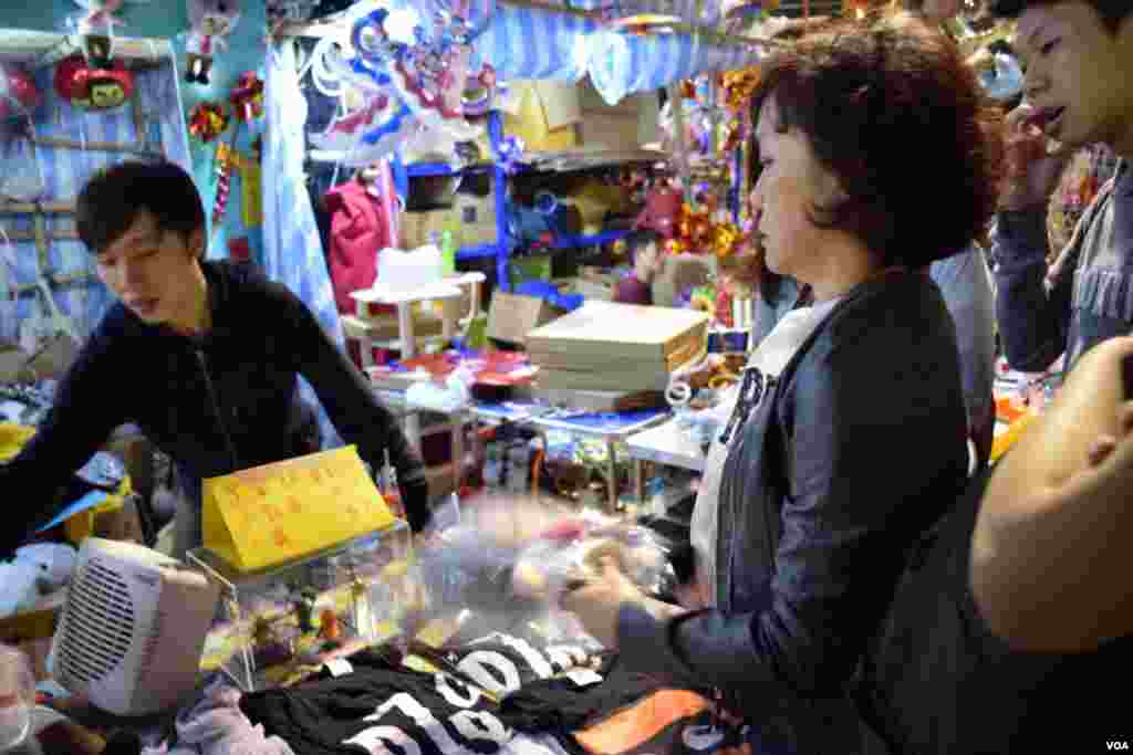 香港市民梁小姐購買惡搞梁振英公仔。（美國之音湯惠芸攝）