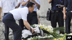 中國總理溫家寶7月28日向溫州動車追尾事故死難者獻花