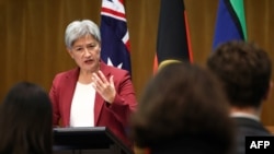 2024年3月20日，澳洲外交部長黃英賢（Penny Wong）在坎培拉的澳洲國會大廈與中國外交部長王毅舉行雙邊會談後的記者會上講話。