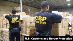 美國海關與邊境保護局在紐約/紐瓦克港扣押了一批中國新疆被懷疑用人髮製作的進口產品（2020年7月1日）。