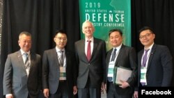 美國在台協會主席莫健(中）2019年10月7日在馬里蘭州埃利科特市與參加2019年美台國防工業會議的台灣代表合影，左起台灣漢翔公司董事長胡開宏、國民黨立委江啟臣、民進黨立委王定宇、國民黨立委許毓仁（台灣國民党立委許毓仁臉書）