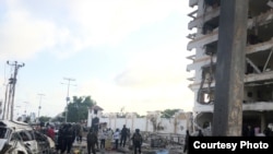 索馬里首都摩加迪沙的一家酒店7月26日遭到汽車炸彈襲擊 (Courtesy photo by Mohamed Moalimuu)