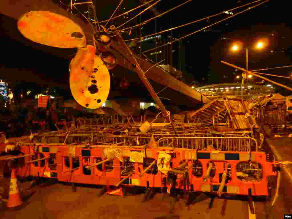 金鐘佔領區內用廢物製成的蒼蠅藝術裝置 