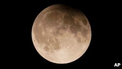 2024年9月17日，超級月亮和月偏食升起在芝加哥密西根湖上空。