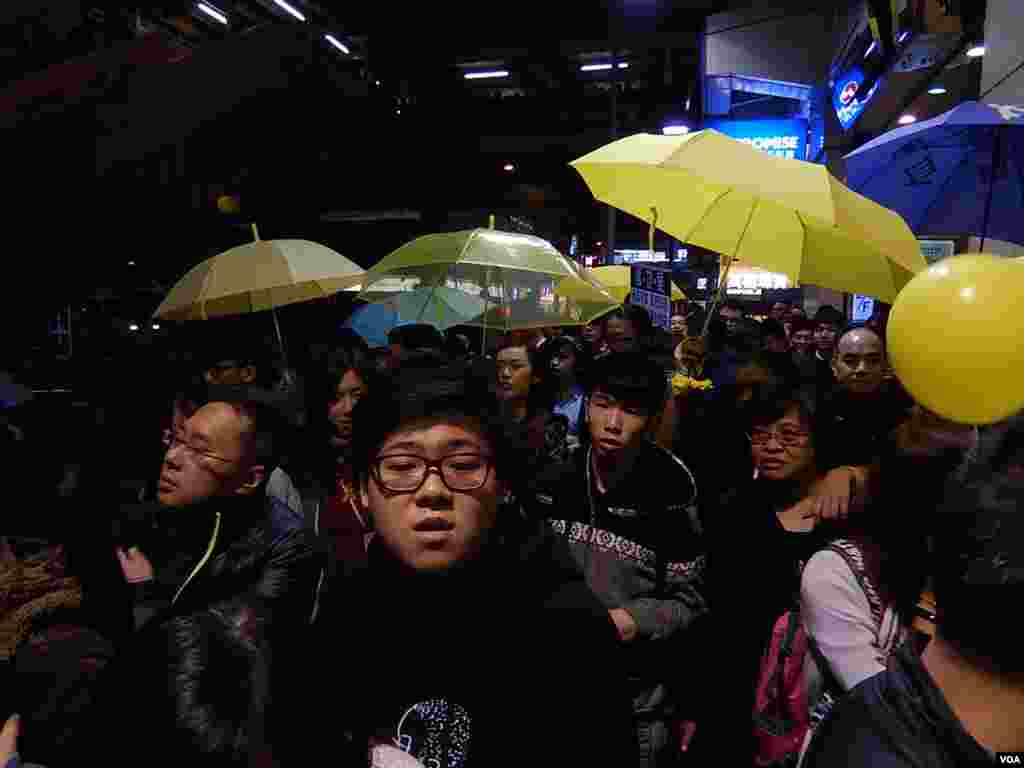 大批「購物團」人士逼滿旺角一條街道