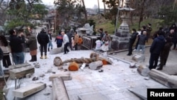 日本共同社发布的这张照片显示，2024年1月1日，日本石川县金泽小野吉神社的鸟居门因地震而倒塌。(Kyodo via REUTERS)