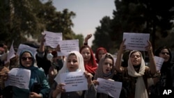 周日，一些阿富汗妇女游行到前妇女事务部附近，要求妇女参与公共生活。