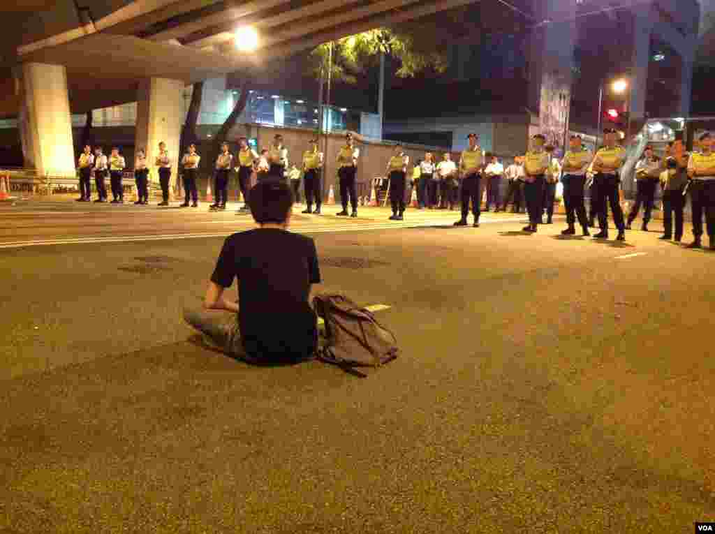 占领人士星期一晚在金钟道上架设和加固路障 (美国之音海彦拍摄)