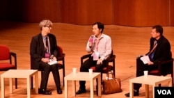 中國深圳南方科技大學副教授賀建奎(中)接受提問。(美國之音特約記者 湯惠芸拍攝 )