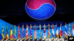 韩国举行仪式，纪念韩战爆发72周年。（2022年6月25日）