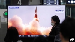 韩国民众正在观看朝鲜发射弹道导弹的新闻（2021年三月二十六号）