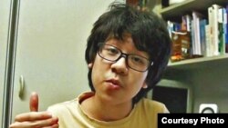 新加坡17岁艺人余澎杉拍片批评李光耀（苹果日报图片）