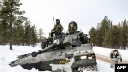 與芬蘭部隊一起受訓的來自瑞典博登諾蘭旅的瑞典士兵。（2024年3月5日）