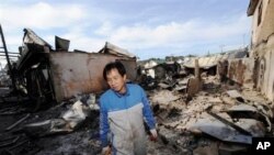 延坪島居民檢視砲擊過後家園