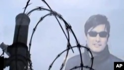 陈光诚遭迫害究竟是地方行为还是中央授意? 图为美国之音中文部制作的陈光诚电视报道视频截屏。