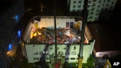 資料照片：救援人員在中國東北黑龍江省齊齊哈爾市中學體育館屋頂坍塌現場進行搜救。(2023年7月24日)