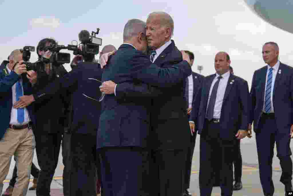 18 октября 2023 года. Байден обнимает премьер-министра Израиля Биньямина Нетаньяху в аэропорту имени Бен-Гуриона. 7 октября боевики ХАМАС осуществили жестокое нападение на Израиль, убив около 1200 человек, в подавляющем большинстве мирных жителей, и взяв в заложники 242. Администрация Байдена сразу заявила о поддержке Израиля..