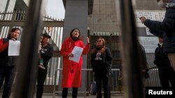 被拘押的維權律師王全璋的妻子李文足在中國最高法院外對記者講話，隨後開始徒步遊行。（2018年4月4日） 