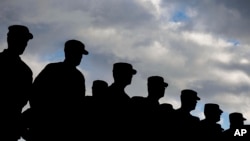 列队的美国军人