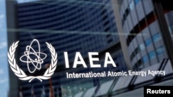 位于维也纳的国际原子能机构（IAEA）总部大楼上的标识 （2021年6月7日）