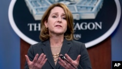 资料照片：美国国防部副部长希克斯在五角大楼一次记者会上讲话。(2021年9月22日)