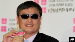 中國盲人維權活動人士陳光誠在台灣的記者會上正在聆聽記者的提問。