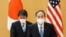 日本首相菅義偉和外務大臣茂木敏充在東京首相府會晤到訪的美國國務卿布林肯期間。（2021年3月16日）