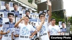 青年新政梁頌恆週二與本民前梁天琦到將軍澳謝票(蘋果日報圖片)