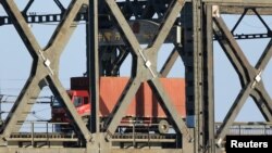 連接中朝兩國的友誼橋上一輛大貨車正在從北韓方面駛向中國遼寧省丹東市。