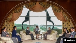 中國外交部長王毅2018年8月1日在馬來西亞的普特拉賈亞會見馬來西亞總理馬哈蒂爾。