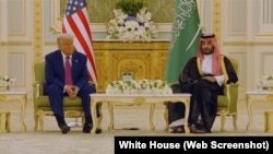 2025年5月13日，美国总统唐纳德·特朗普在沙特首都利雅得与沙特王储萨勒曼参加一个签字仪式。 