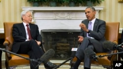 奥巴马总统在白宫椭圆形办公室会晤越南共产党总书记阮富仲。（2015年7月7日）