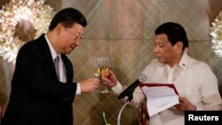 菲律賓總統杜特爾特(右)與中國國家主席習近平(左)會面資料照。