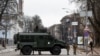 乌克兰军队保卫首都基辅的一条道路。(路透社，2022年2月25日)
