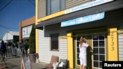 美國華盛頓州的居民在等待合法出售消遣用大麻的零售商首天開業