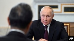 ​ປະ​ທາ​ນາ​ທິ​ບໍ​ດີ​ຣັດ​ເຊຍ ທ່ານວ​ລາ​ດີ​ເມຍ ປູ​ຕິນ ລົມ​ກັບ​ລັດ​ຖະ​ມົນ​ຕີ​ການ​ຕ່າງ​ປະ​ເທດ​ຫວັງ ຢີ ທີ່​ທຳ​ນຽບ​ຄອນ​ສ​ແຕນ​ຕິນ ໃນ​ນະ​ຄອນ​ເຊນ​ປີ​ເຕີ​ສ໌​ເບີກ ເມື່ອ​ວັນ​ທີ 20 ກັນ​ຍາ 2023. 