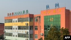 這是中國新聞社於2024年1月20日拍攝並發布的照片，展示了中國河南省硯山鋪村的英才學校被大火吞噬後破碎的窗戶。(Photo by CNS / AFP)