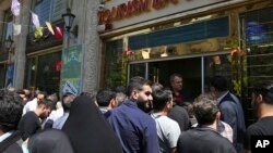 伊朗人 2018年4月聚集在一家銀行前試圖購買美元（美聯社）