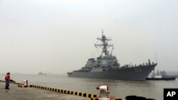 最近驶入南中国海的美国导弹驱逐舰斯特西姆号军舰2015年11月16日停靠在上海国际客运码头。