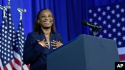 ແຟ້ມ - ທ່ານ​ນາງ​ລາ​ພອນ​ຊາ ບັດ​ເລີ້ ກ່າວ​ໃນ​ລະ​ຫວ່າງ​ພິ​ທີ ທີ່​ຈັດ​ຂຶ້ນ​ຢູ່​ວໍ​ຊິງ​ຕັນ ເມື່ອ​ວັນ​ທີ 23 ມິ​ຖຸ​ນາ 2023.