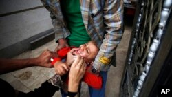 一名兒童接種小兒麻痹症疫苗