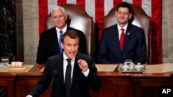 法國總統馬克龍對美國國會兩院發表演說。坐在他身後的是兼任參議院議長的美國副總統彭斯和美國眾議院議長瑞安。 （2018年4月25日）