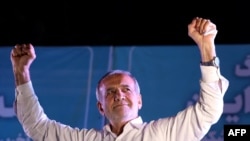 伊朗總統當選人佩澤什基安(Masoud Pezeshkian)發表聲明表示，美國應該認識到伊朗不會屈服於壓力；他並在聲明中同時強調了伊朗與中國和俄羅斯的友誼。