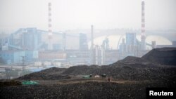 中國河南汝州一個煤礦堆積的低等級煤炭。 （2021年11月4日）