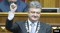 烏克蘭總統波羅申科在6月7日的就職儀式上展示總統印章。