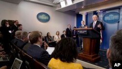 塞申斯(右)在白宮新聞秘書斯派塞(右二)陪同下，3月27日在白宮向記者進行每日新聞簡報